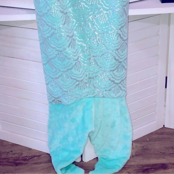 Pillowfort Kids mermaid tail blanket light aqua green and silver sz OS - Picture 2 of 8